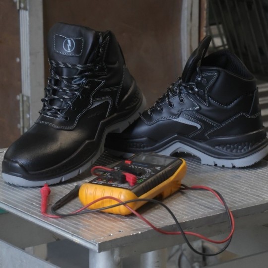 Villanyszerelő lábbelik, amelyek tényleg bírják a feszültséget